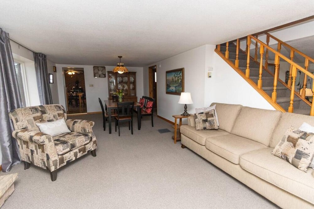 Farmhouse PEC - Centrally Located in PEC