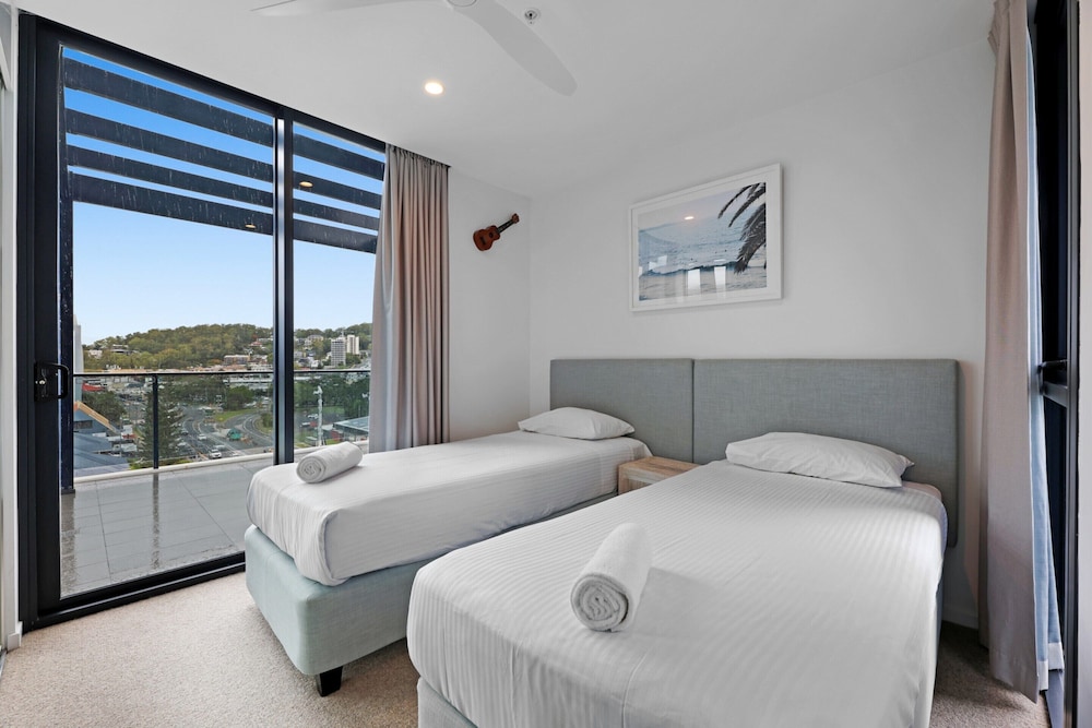 Luxe Beachfront 2-bed With Gym, Pool & Views
