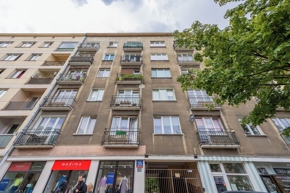Grójecka Apartment by Renters