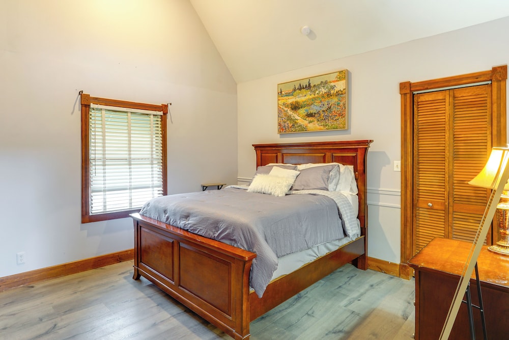100-year-old Farmhouse in Fulton: 6 Mi to Town!