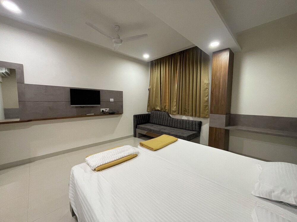 Stay Guru Hari Om Residency