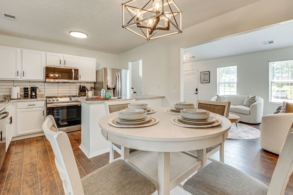 7 Mi to Dtwn Atl: Upscale Family Home w/ Balcony