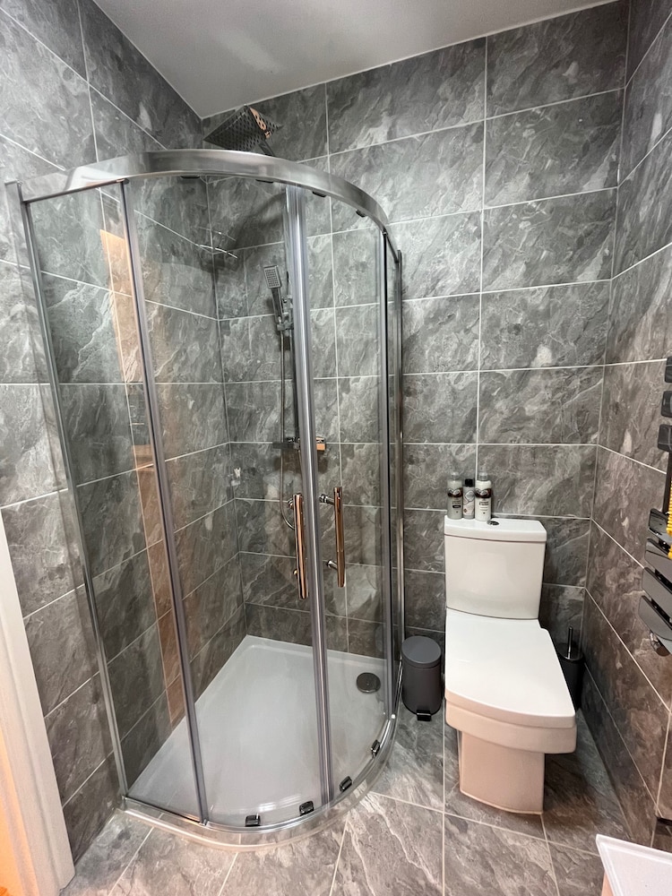 Cozy London Apartment , 2 Minutes to Tube!