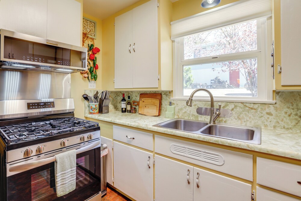 Walk to Downtown Atascadero: Cottage w/ Sunroom!