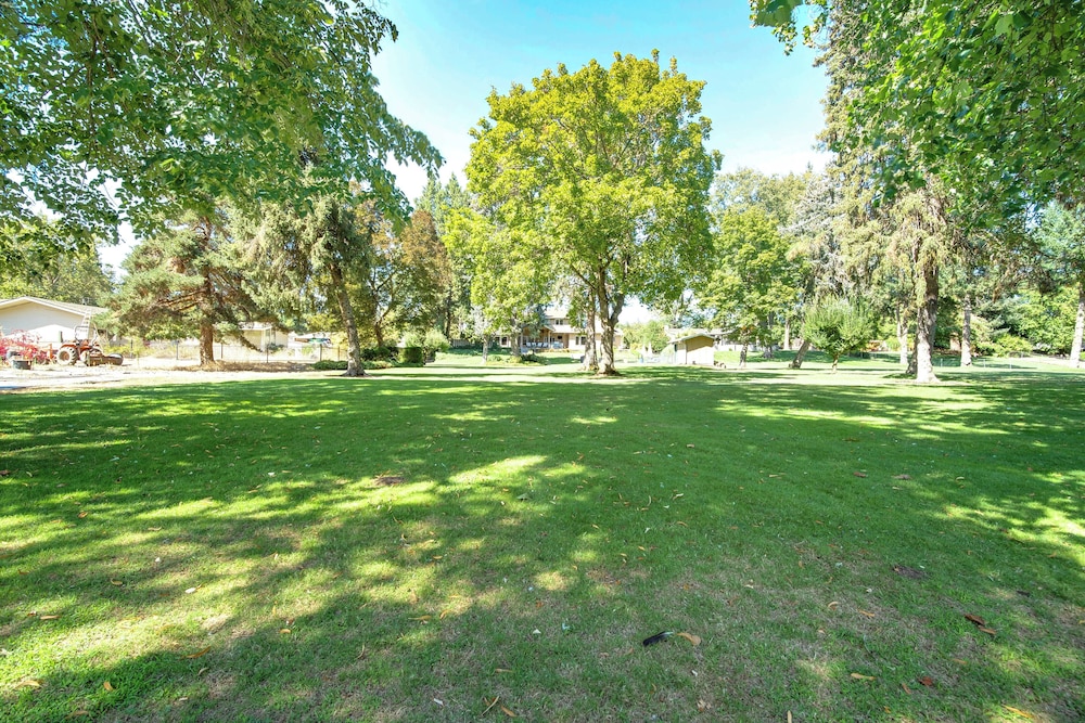 Lovely Riverfront Grants Pass Home: Pool & Hot Tub