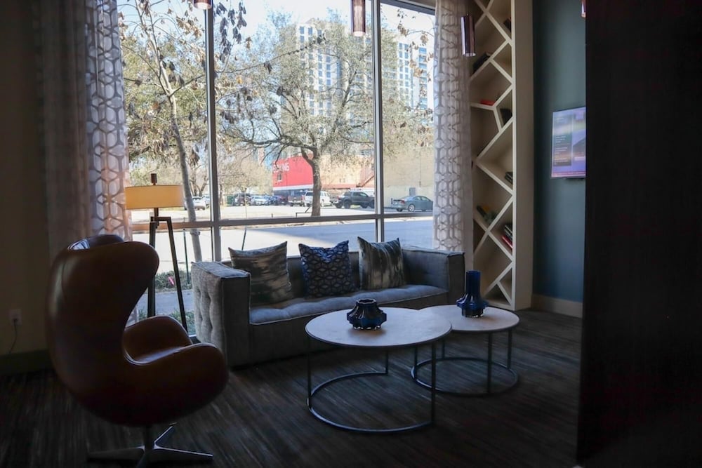 Bright and Airy Condo With Fast Wifi Gym Pool Parking Included