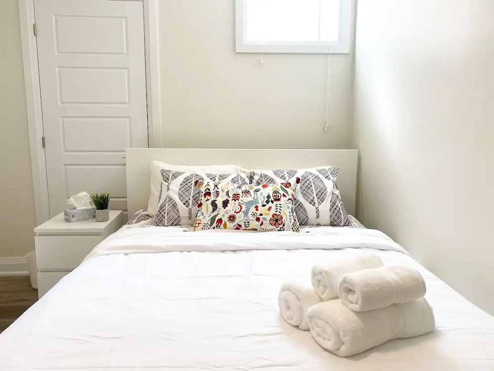 Brand New Basement Apt next to Beach & Go Train view 2