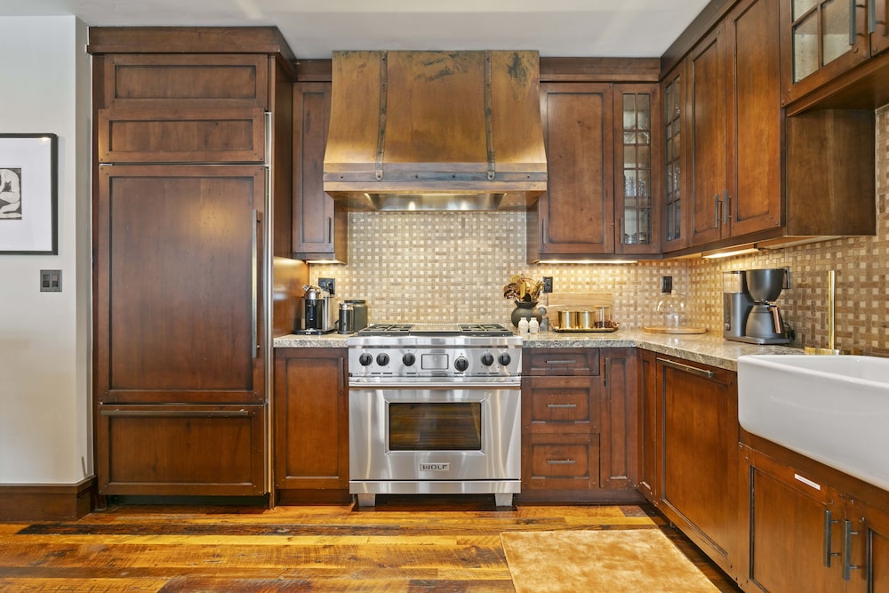306 - Two Bedroom Arrowleaf 2 Condo