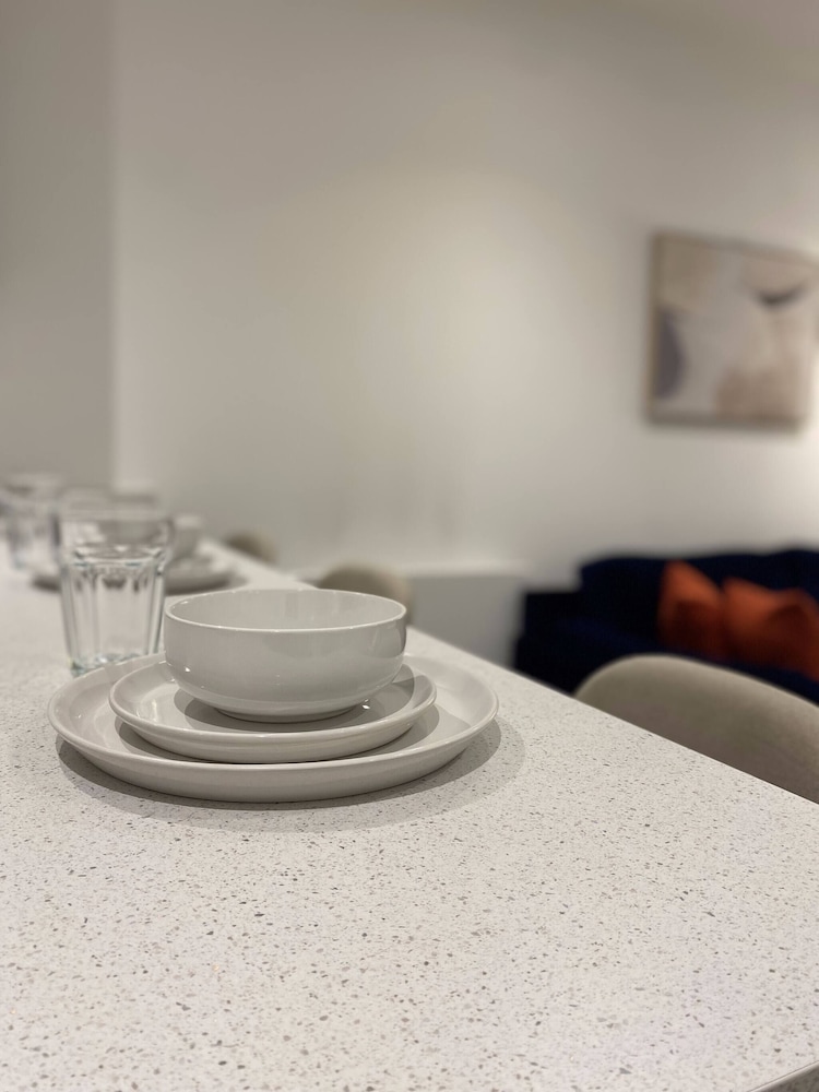 Lakeside - Central Apartment - Free Parking - Cinema Room