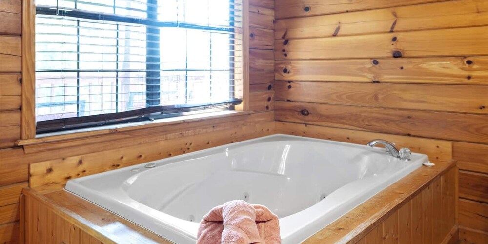Smoky Mtn Lux Cabin Hot Tub Pool Views