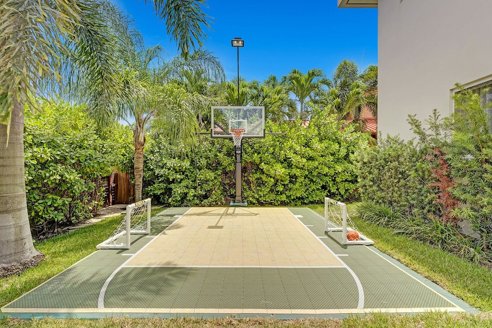 Luxurious Beach Retreat w/ Heated Pool&basketball