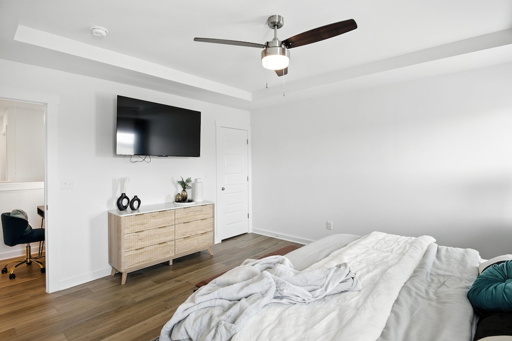 New modern Townhouse, 3BR, 2.5B, near Mid City