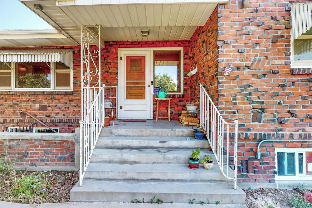 2BR Dog-friendly Duplex Close to Boise w/ W & D