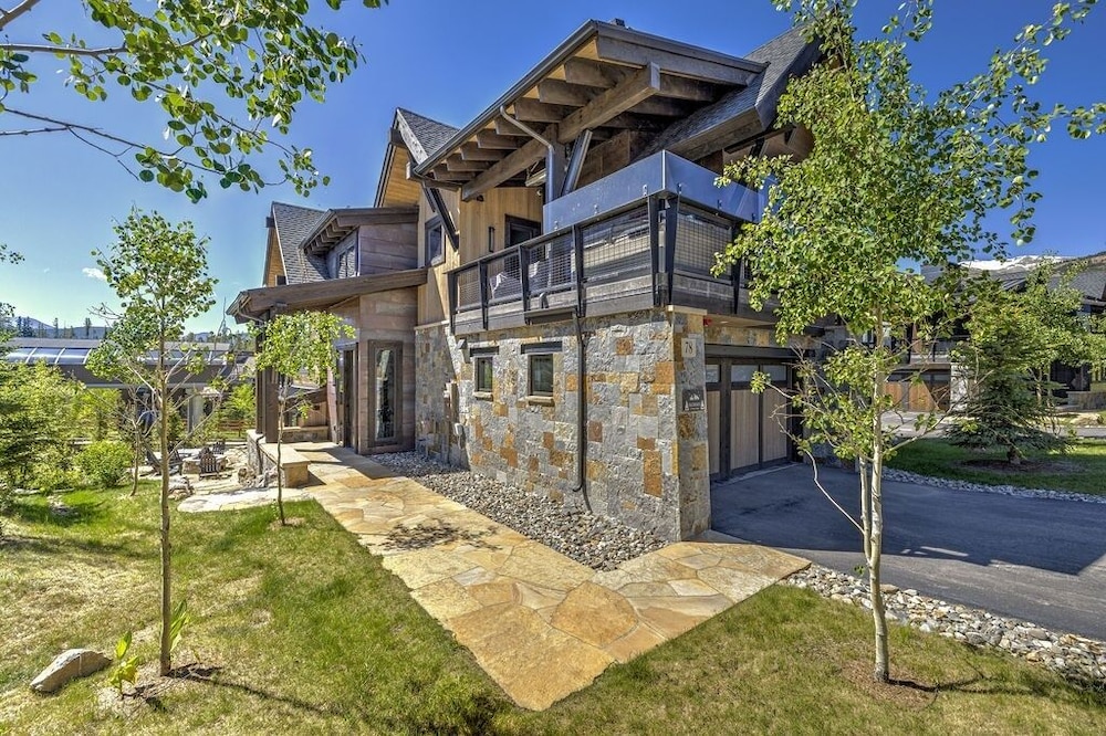 Falcon Haus 4 Bedroom Townhouse by RedAwning
