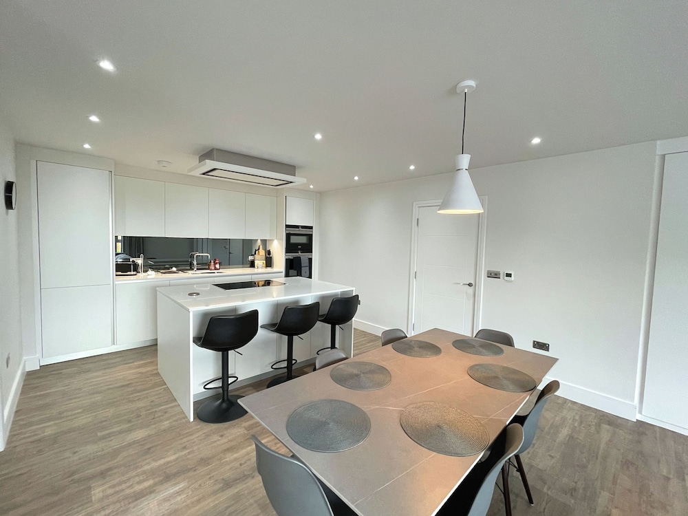 Luxury 2 Bedroom Apt with Parking