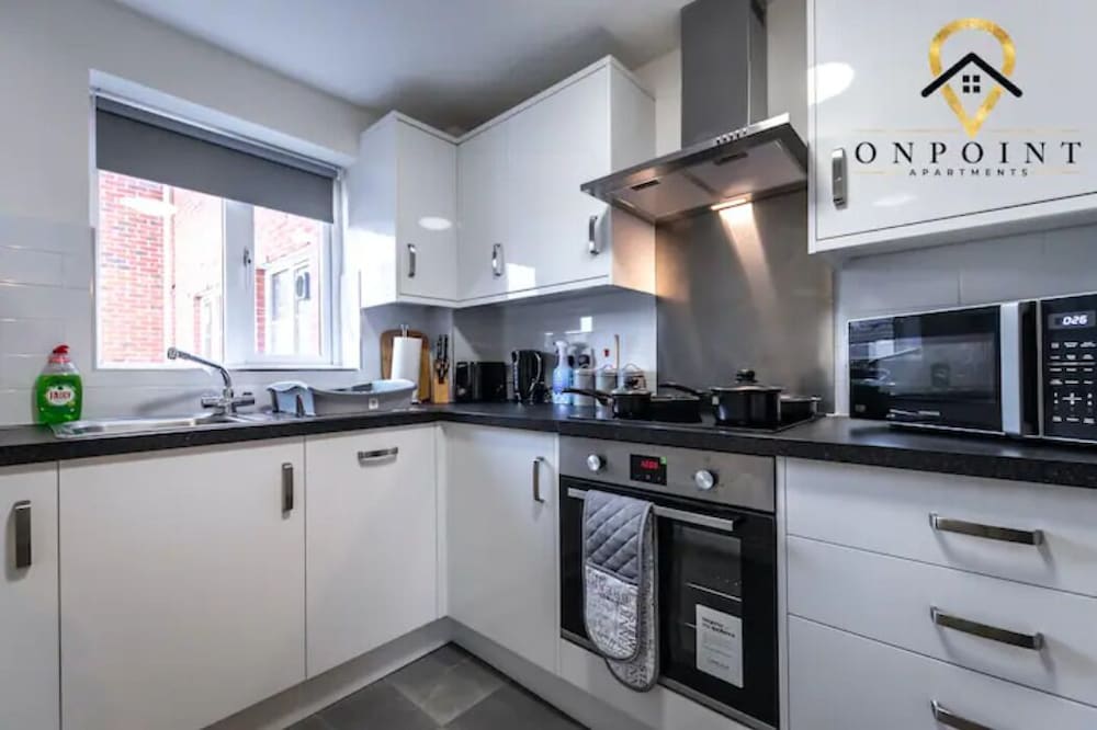OnPoint - Spacious 2 Bed Apartment - FREE Parking view 2