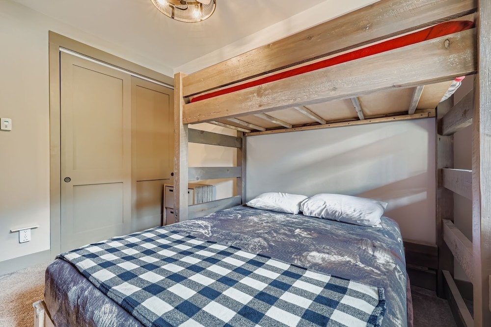 1820 The Seasons 1 Bedroom Condo