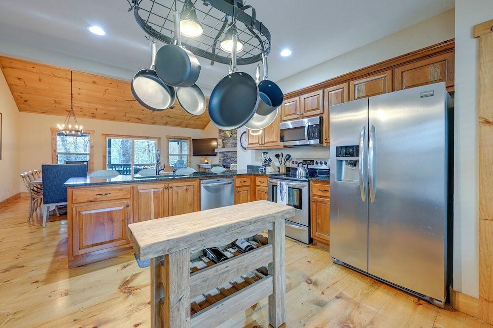 Sapphire Valley Resort Cabin w/ Fireplaces + Grill