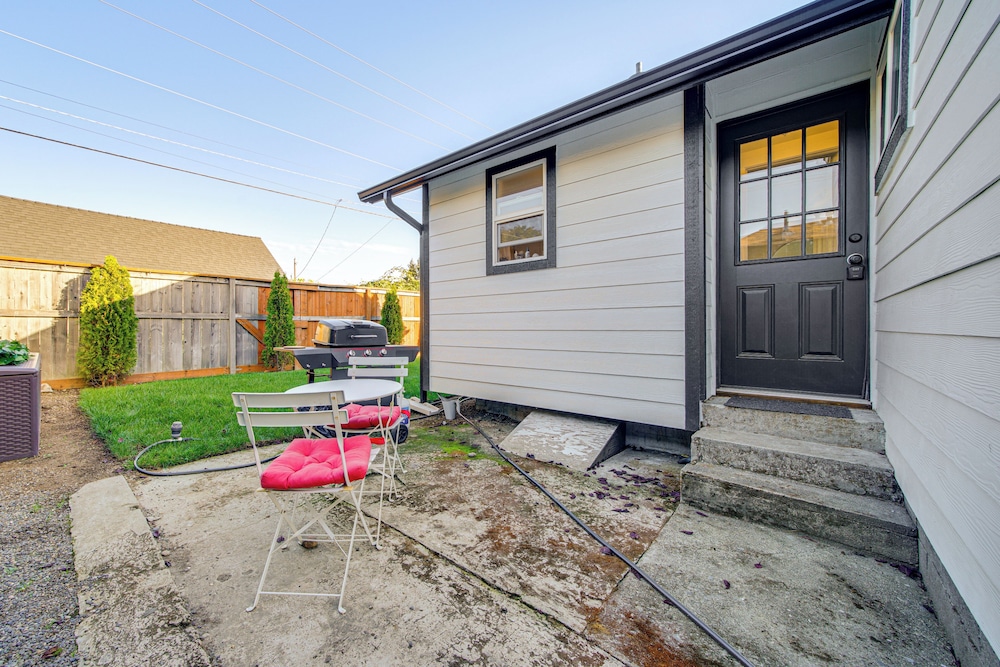 8 Mi to Downtown Seattle: Charming Home w/ Patio