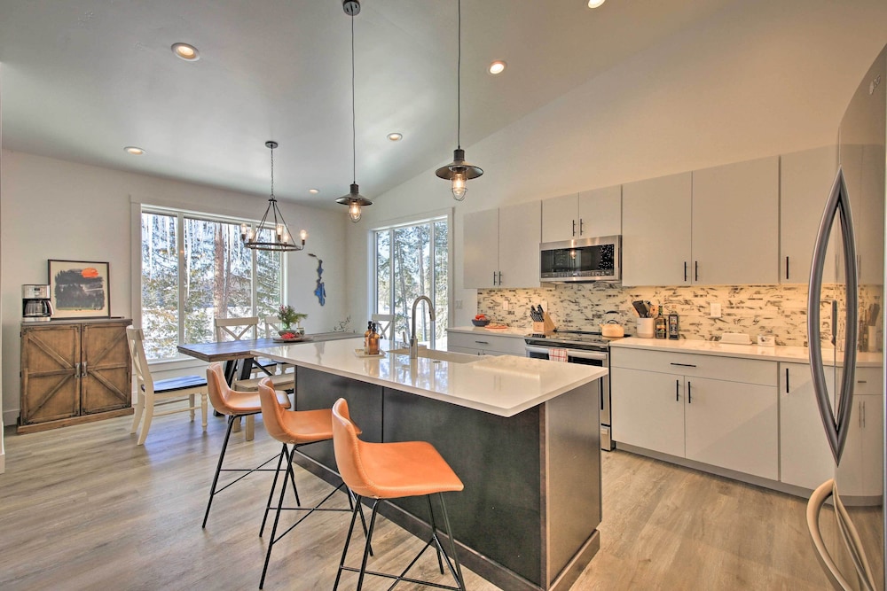 Elegant Priest Lake Townhome  1 Mi From Lake - Property Image 23