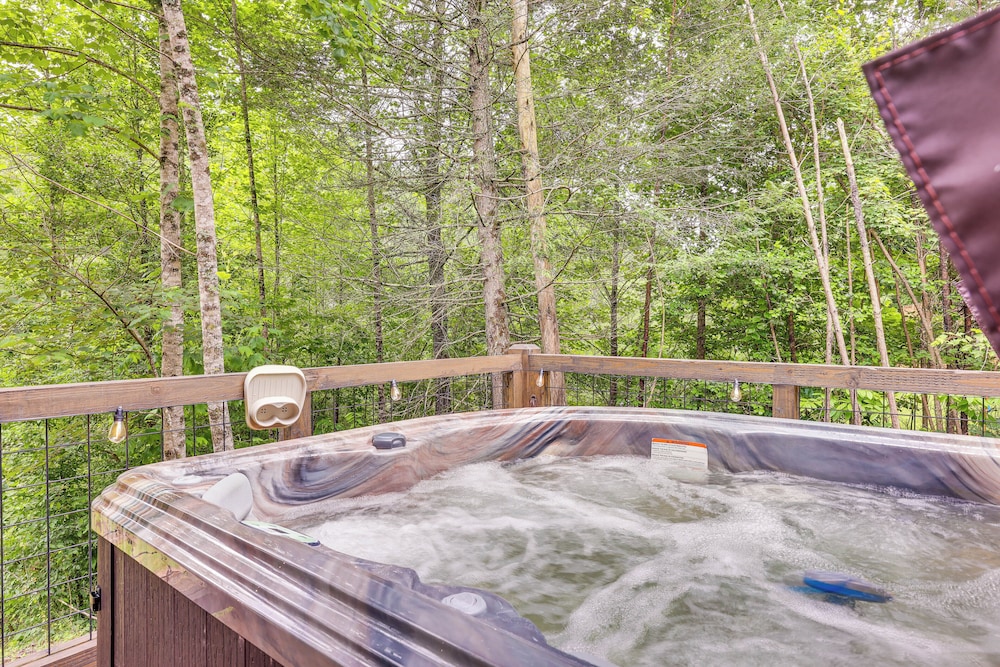Hot Tub & Deck: Riverfront Mccaysville Cabin!