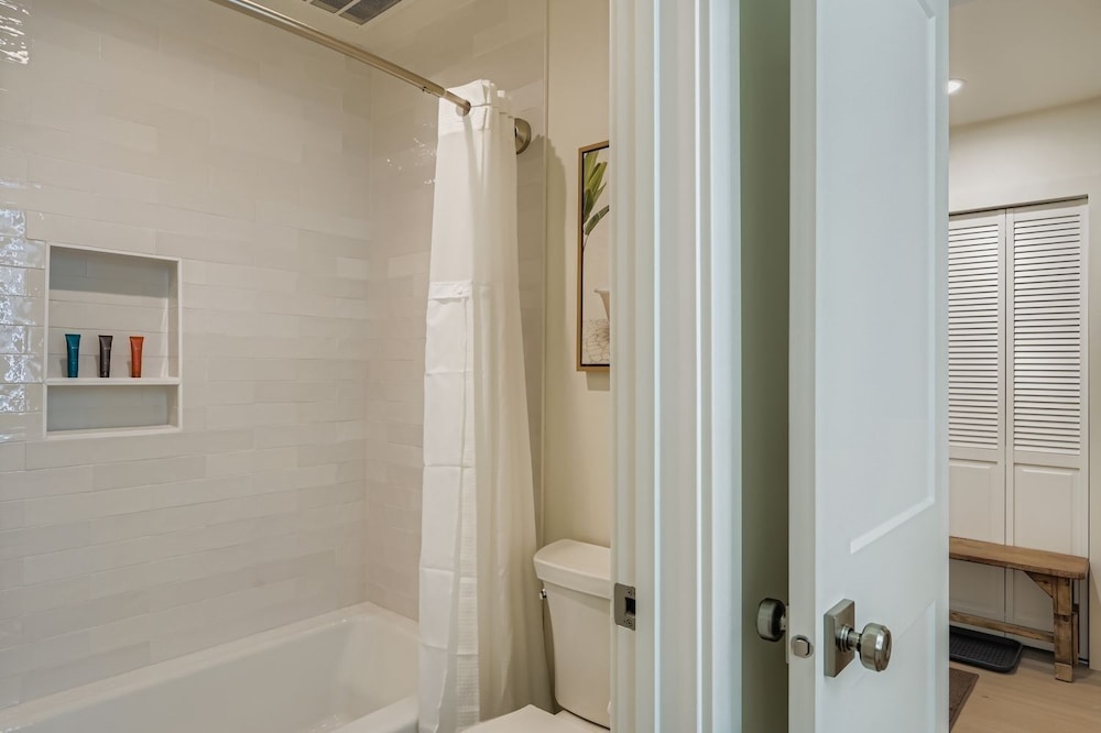Woodside Avenue Retreat 1375 2 Bedroom Condo