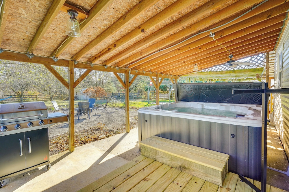 Hocking Hills Hideaway w/ Hot Tub & Fire Pit! view 5
