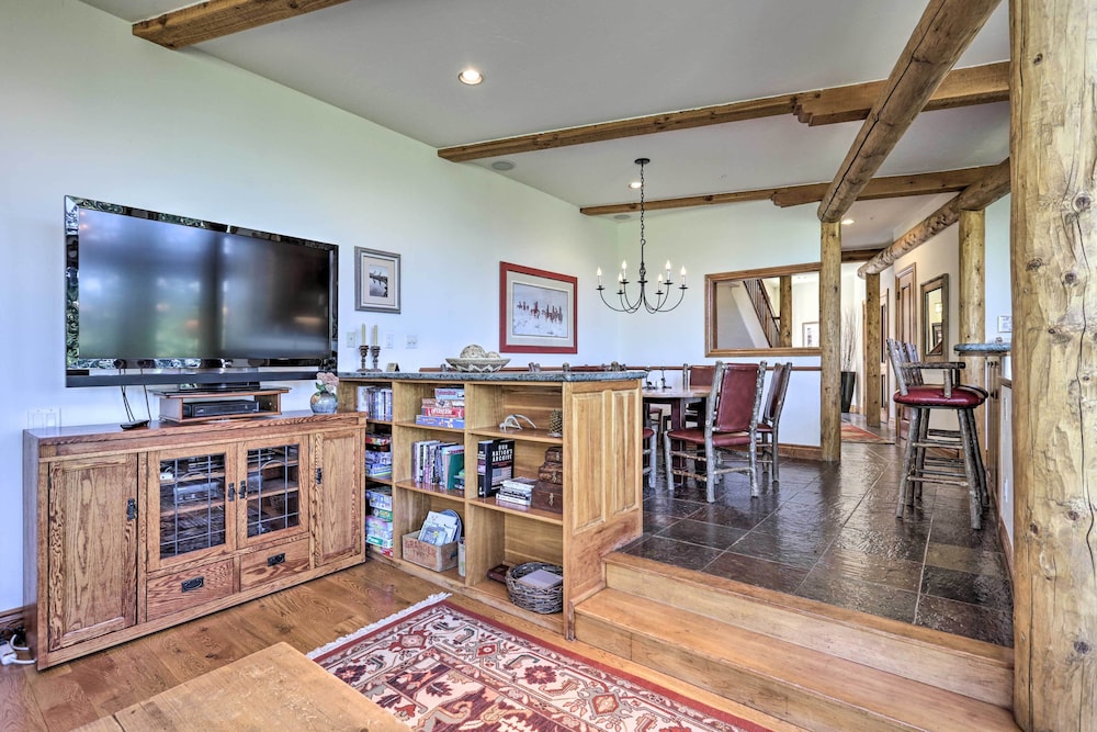 Upscale Ski-in/ski-out Escape w/ Deck + Grill