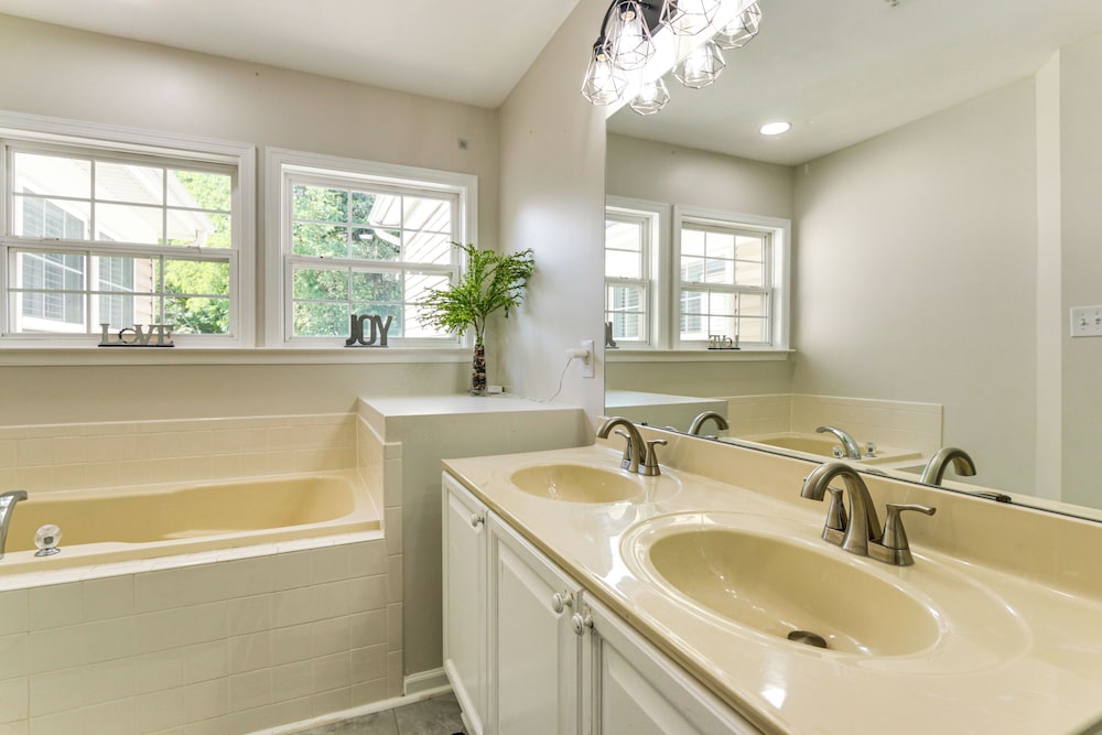 < 2 Mi to Dtwn Hagerstown: Townhome w/ Fireplace