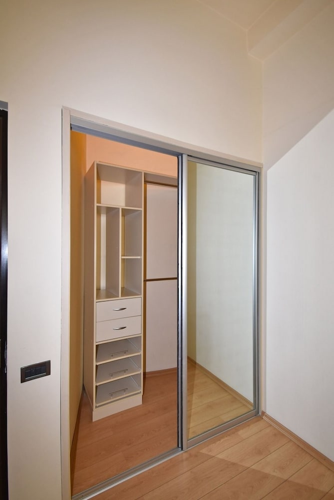 Spacious Apartment by Luxe Group TT606