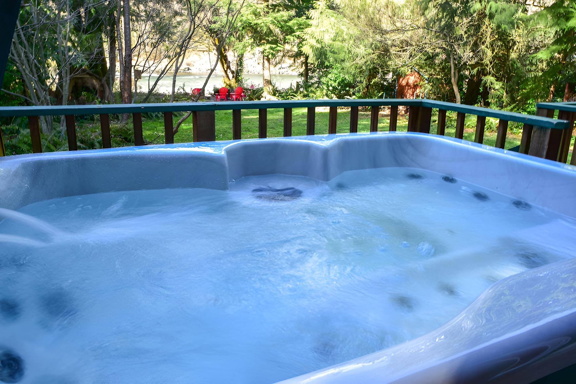 Riverfront Gold Bar Cabin by Hiking & Stevens Pass view 2