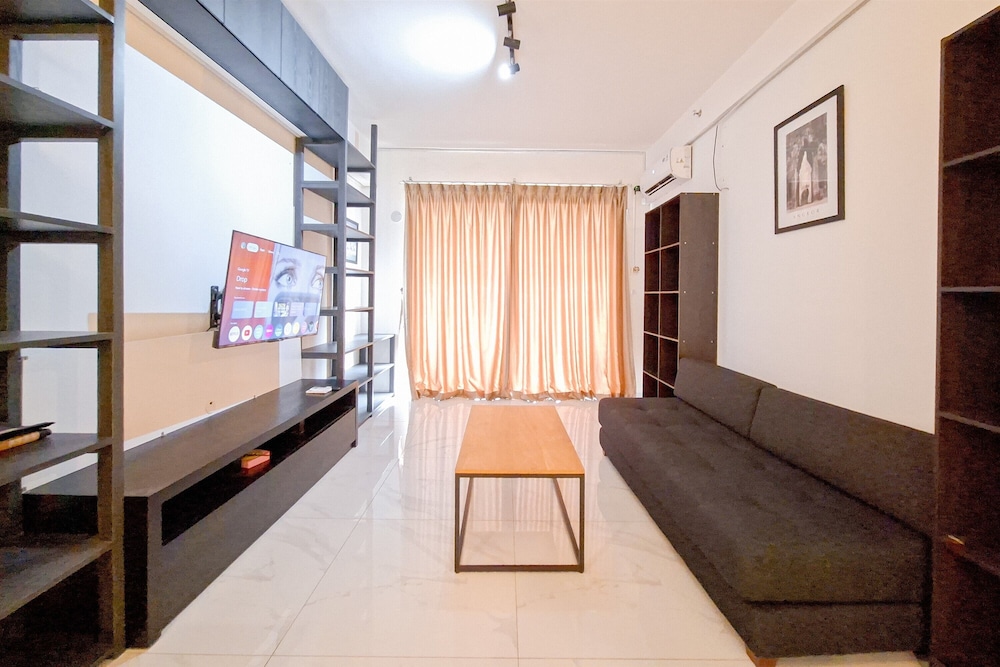 Monochromatic 2Br With Extra Working Room Apartment Sky House Bsd