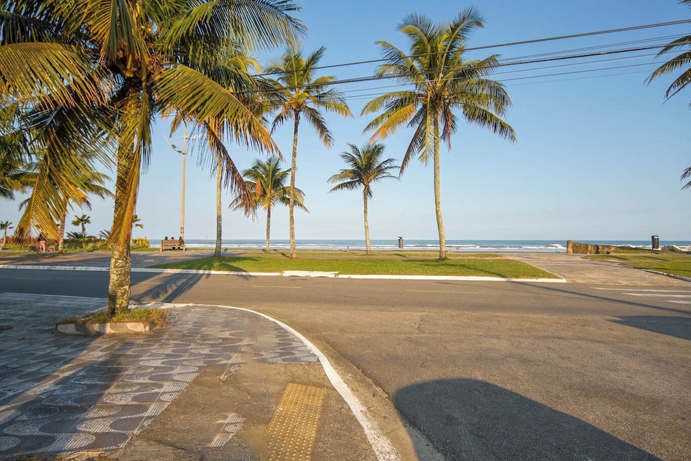Apto pet Friendly com Garagem a 100m do mar
