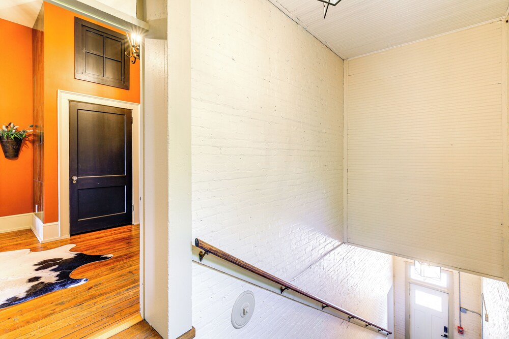 Walkable Wytheville Loft on Main Street!