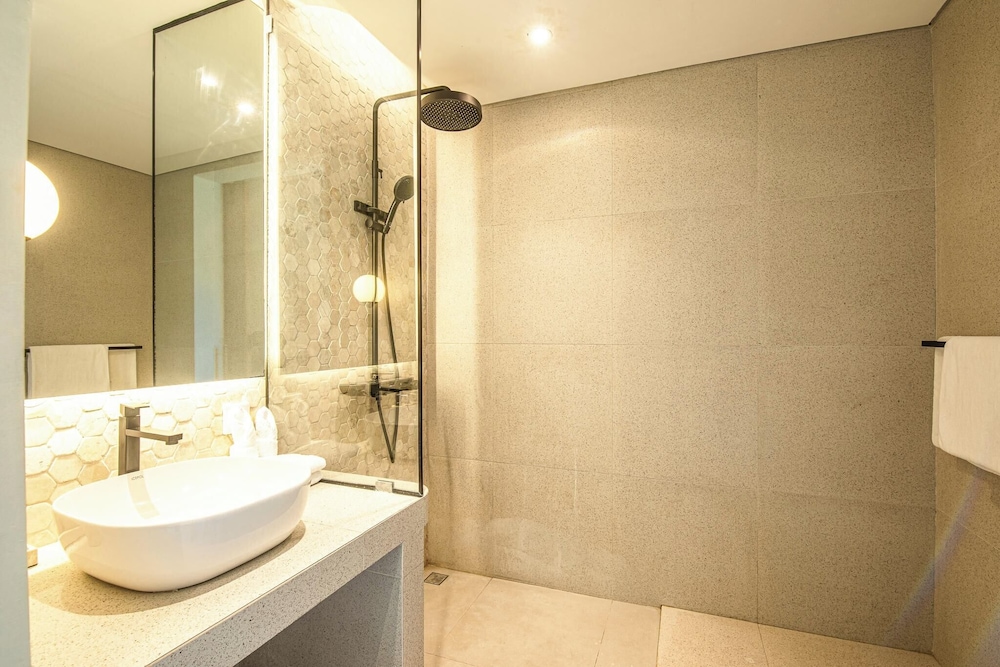 Chic 4-br Villa in Central Seminyak, Beach 5 Mins