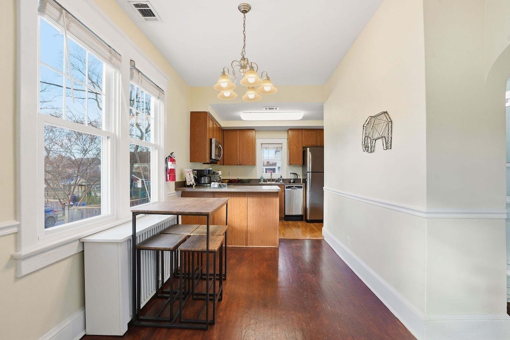 Dc Area Bungalow Near Shops And Dining 3 Bedroom Home