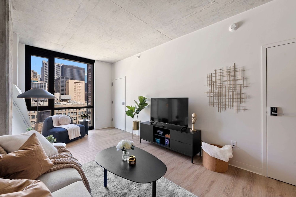 3 Bed 3 Bath High Rise With Gym Amenities