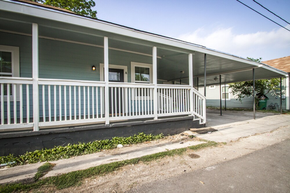 3br/2ba Remodeled Apartment Near Downtown - Image 2