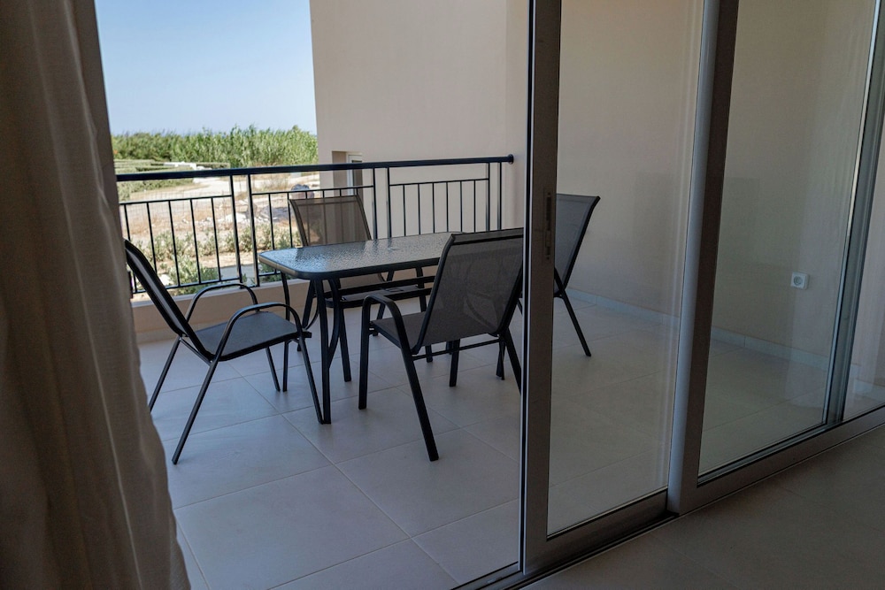 Phaedrus Living: Seaside Thalassa Cretan 101