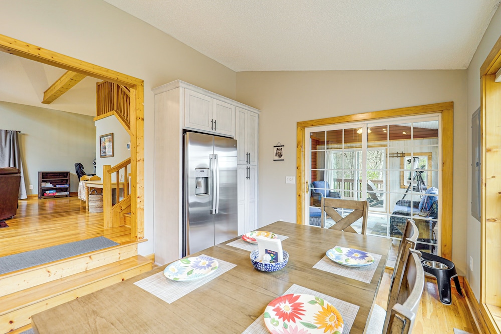 Pet-friendly Cabin w/ Hot Tub in North Carolina!