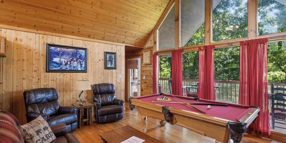 Smoky Mtn Lux Cabin Hot Tub Pool Views