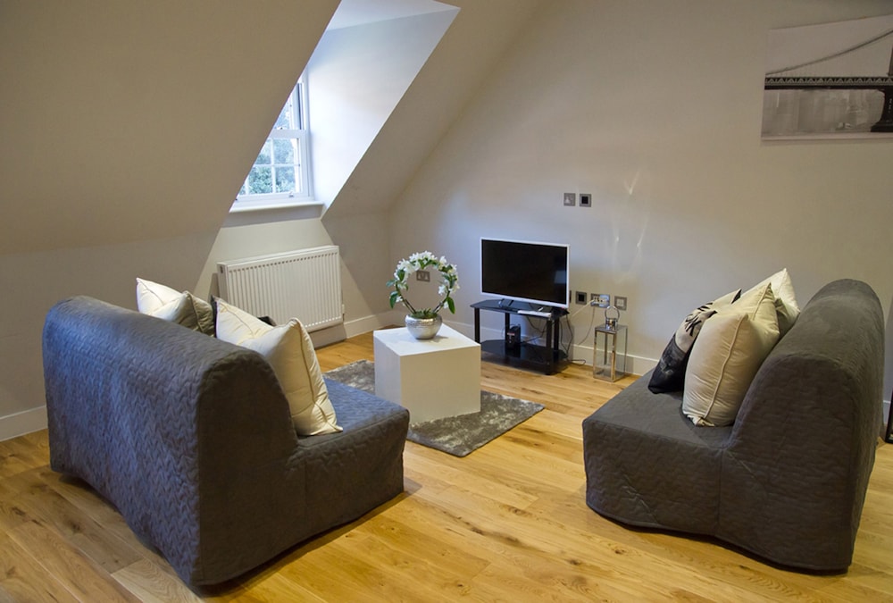 Icon Brentwood City Apartment