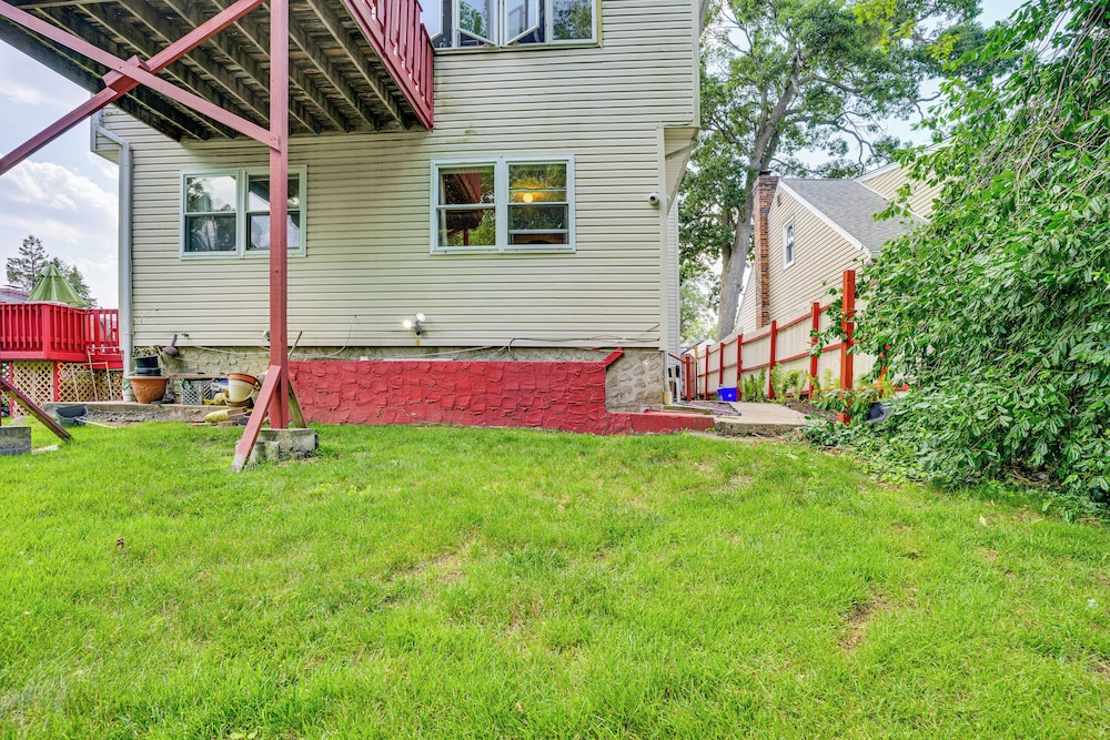 8 Mi to Long Beach: Cozy Apt w/ Fenced Yard!