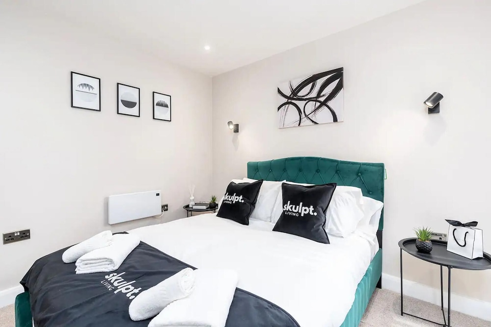 Luxury 1 Bed Apt With City Views Heart of Leeds view 3