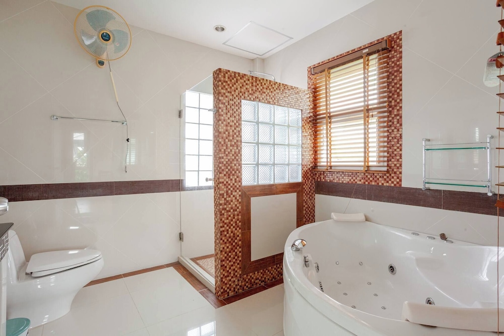 Luxury Iconic Royal Boat Pool Villa North Pattaya