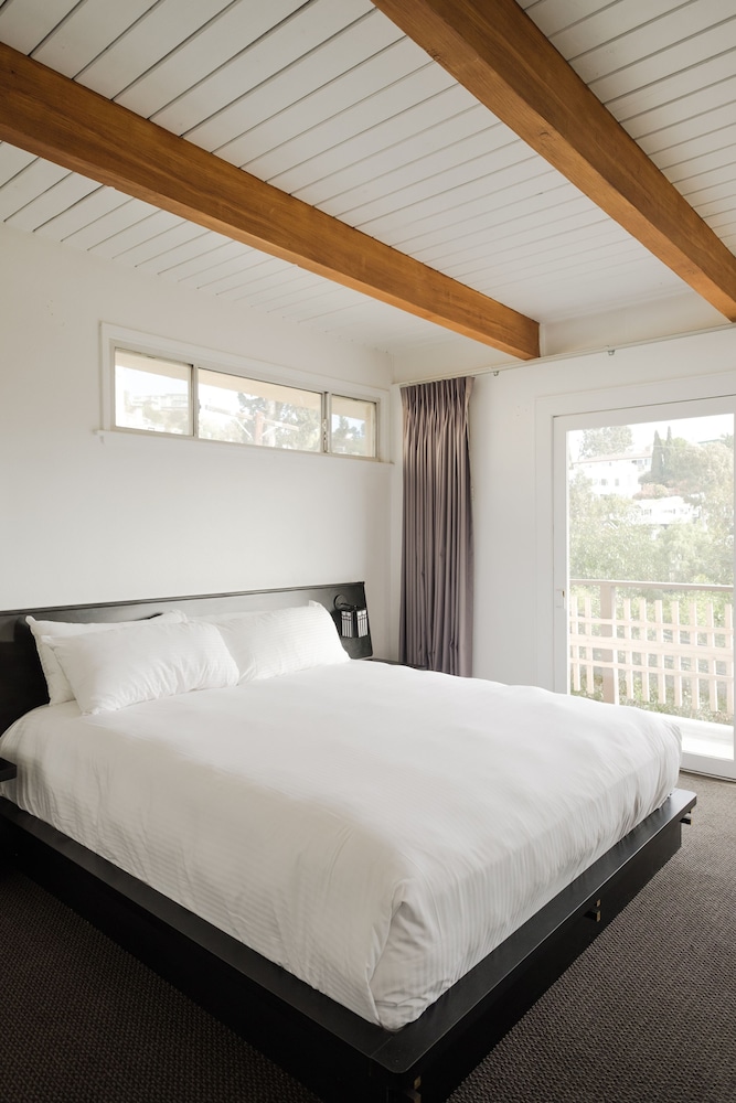 Hollywood Hills Hotel