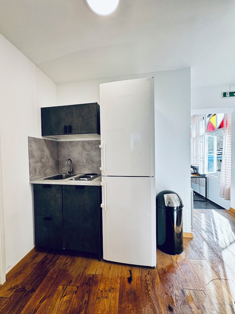 Comfortable Room Near Kaufpark Alterlaa