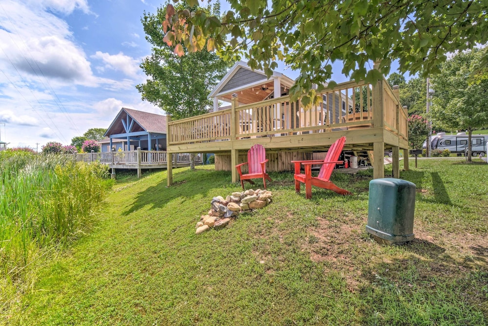 Lakeside Tiny Home Retreat w/ Pool & Hot Tub