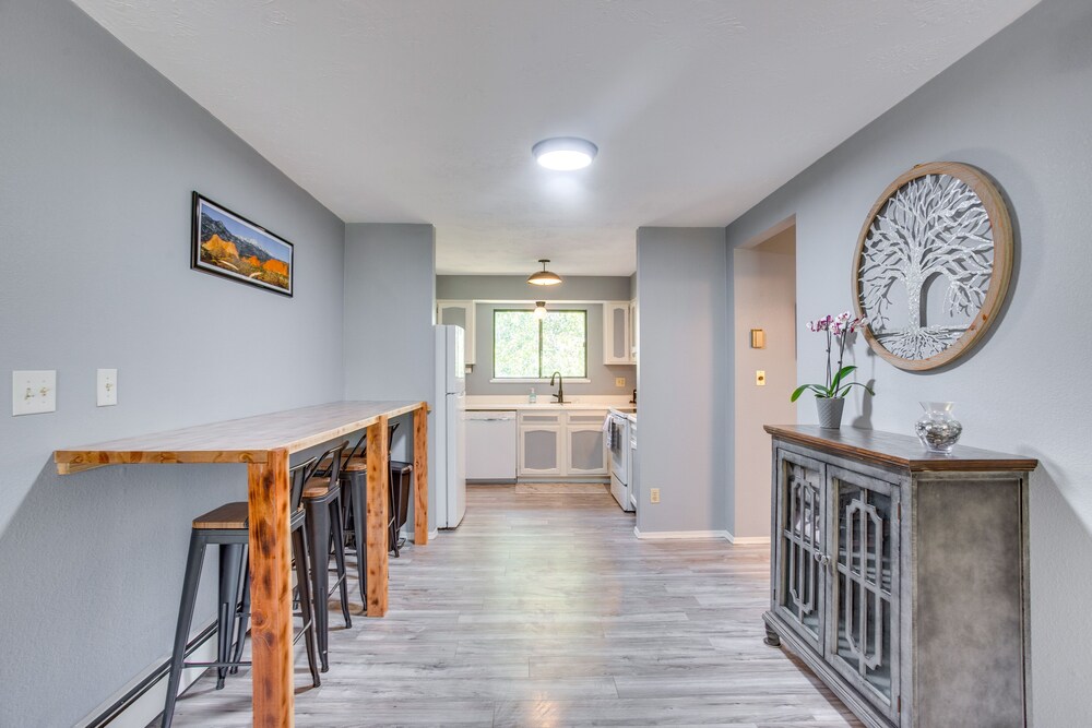 Cozy Colorado Escape - Near Hiking & Skiing! view 2