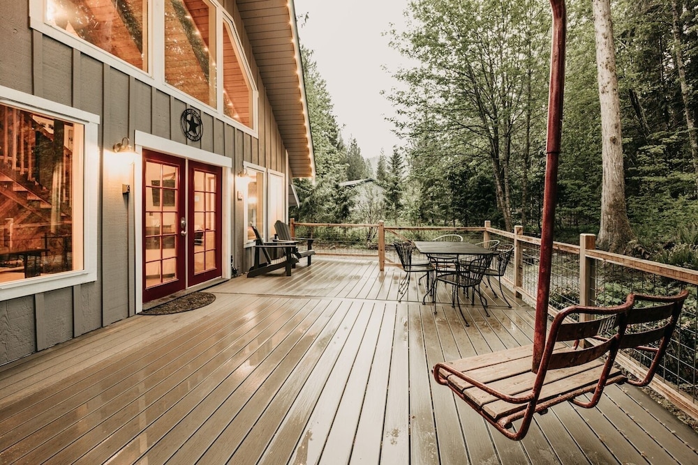 99mbr - Hot Tub - Wifi - Pets Ok - Bbq - Sleeps 6 2 Bedroom Home by RedAwning